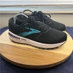 Brooks Ariel (Women’s 9.5)